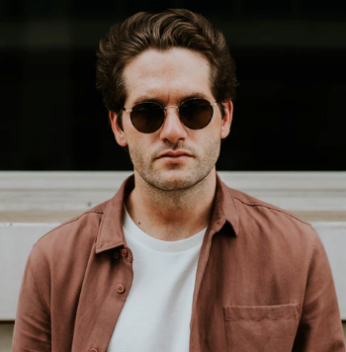 at the left side of page, a little picture representing a chat thumbnail of a guy with glasses looking at the camera